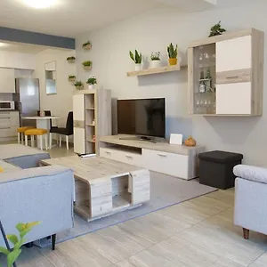 Spacious With Private Parking Apartament